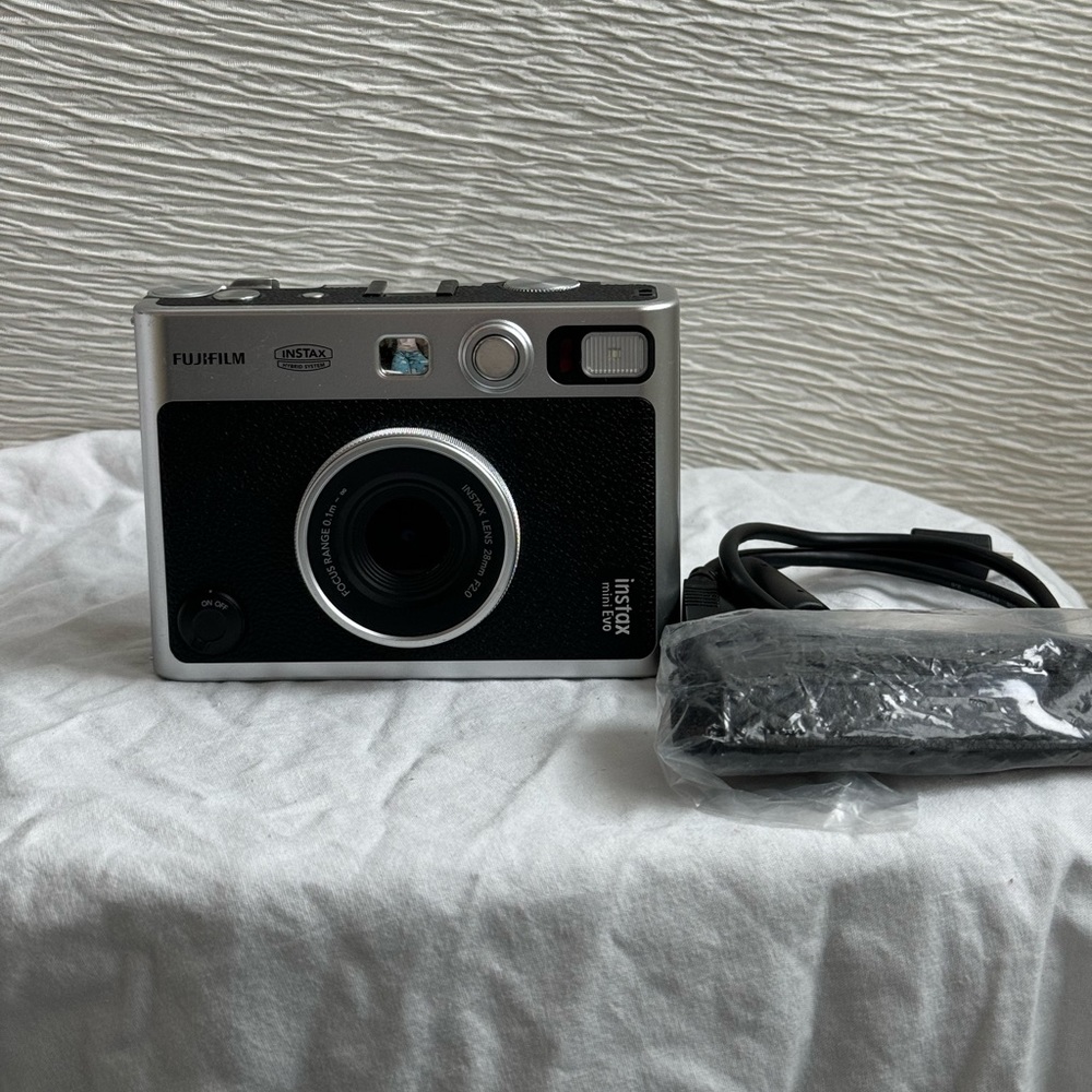 Selling my Fujifilm Evo instax. This is a great hybrid instant camera.